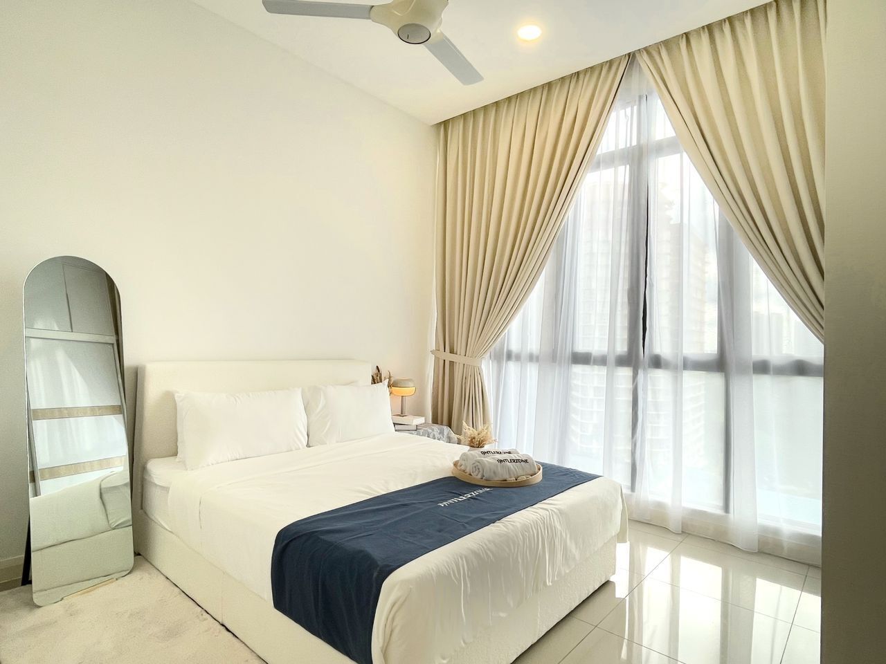 مكتب ومساحة عمل للكمبيوتر المحمول ومكواة/لوح كي وواي فاي مجانًا