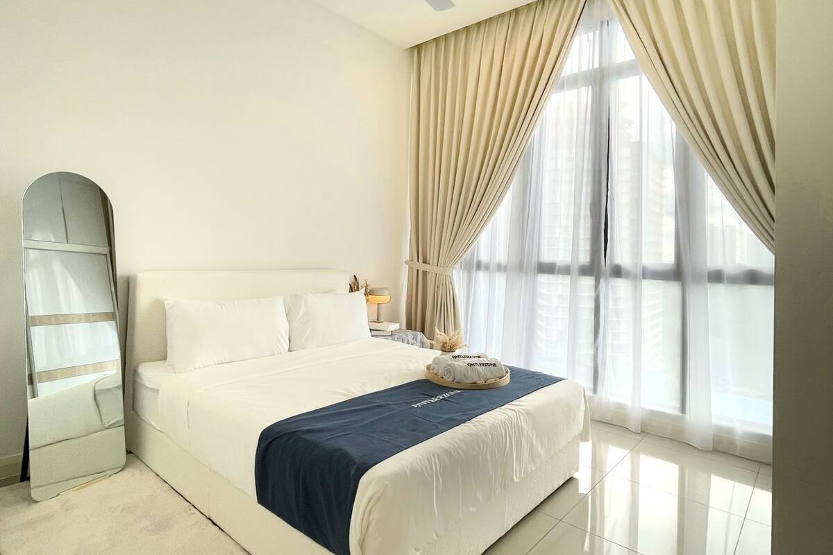 2 makuuhuonetta, työpöytä, kannettavalle tietokoneelle sopiva työtila