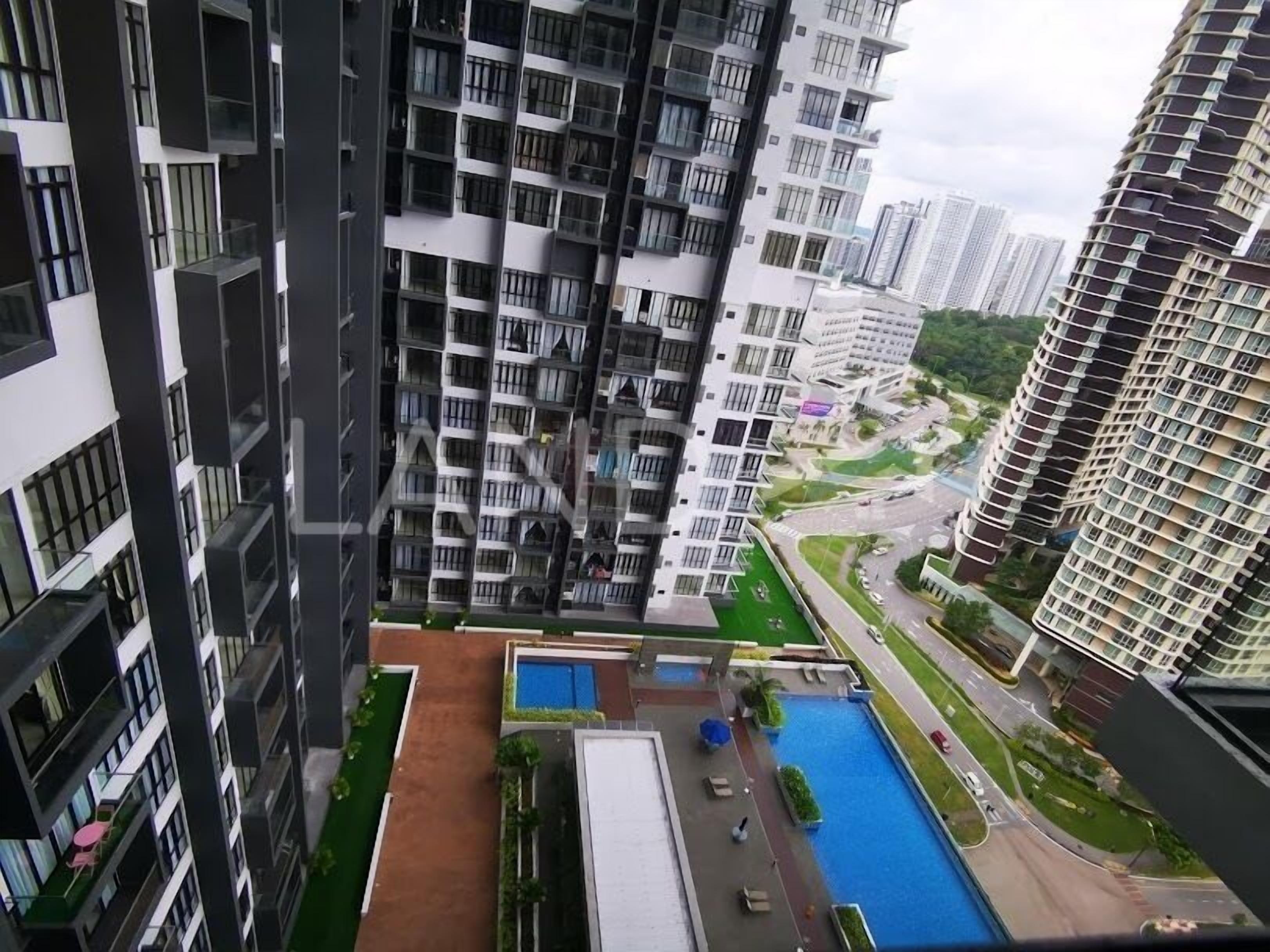 Un edificio residencial de gran altura con varios balcones, piscina y zonas ajardinadas.
