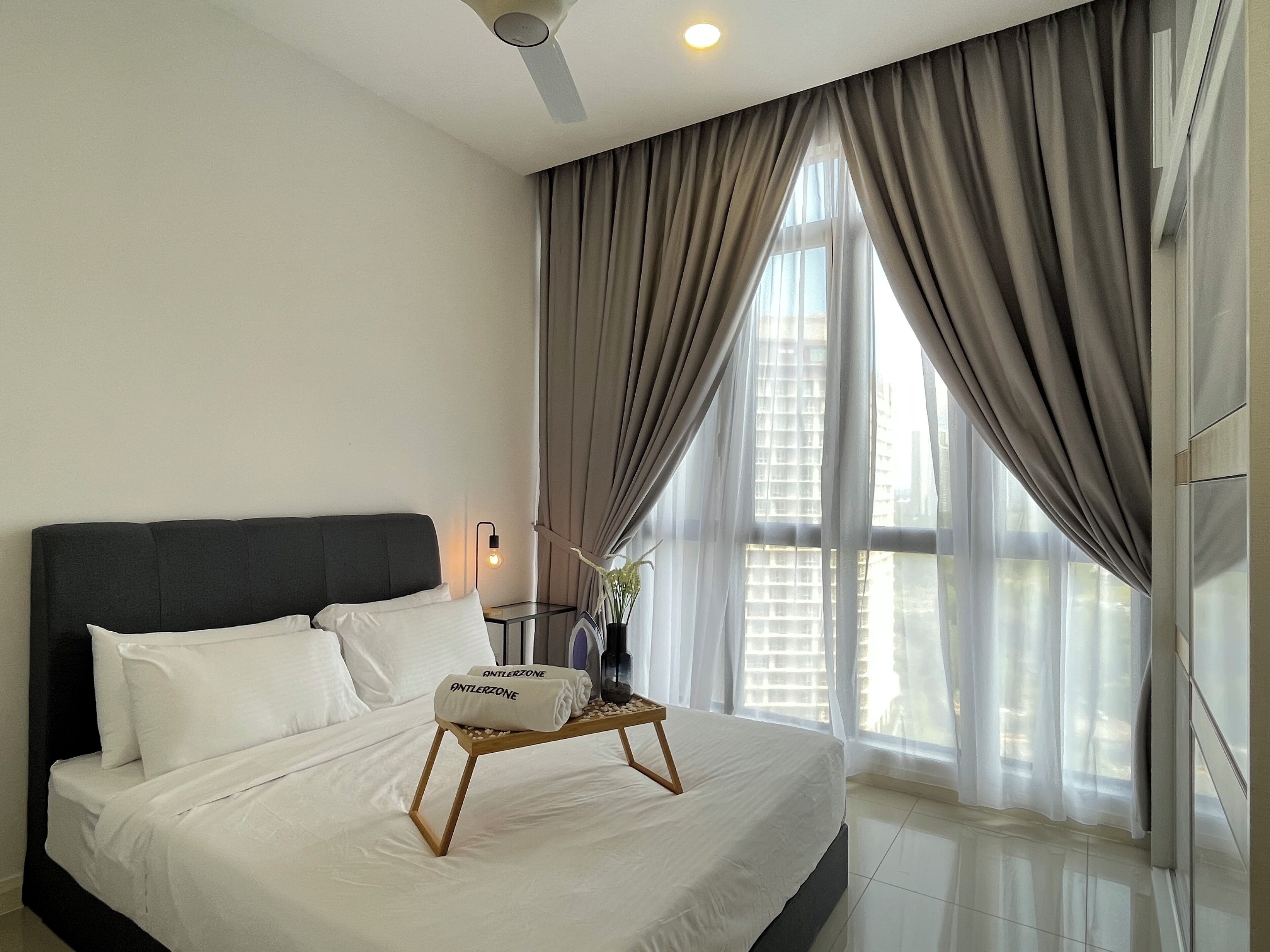 基础开间 | 办公桌、笔记本电脑工作区、熨斗/熨衣板、免费 WiFi