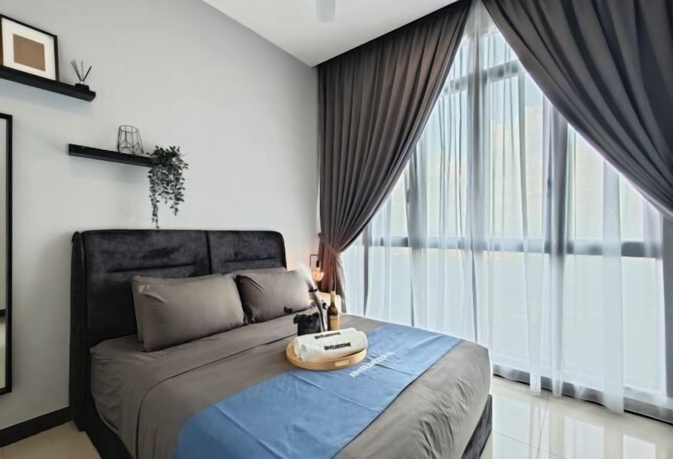 مكتب ومساحة عمل للكمبيوتر المحمول ومكواة/لوح كي وواي فاي مجانًا