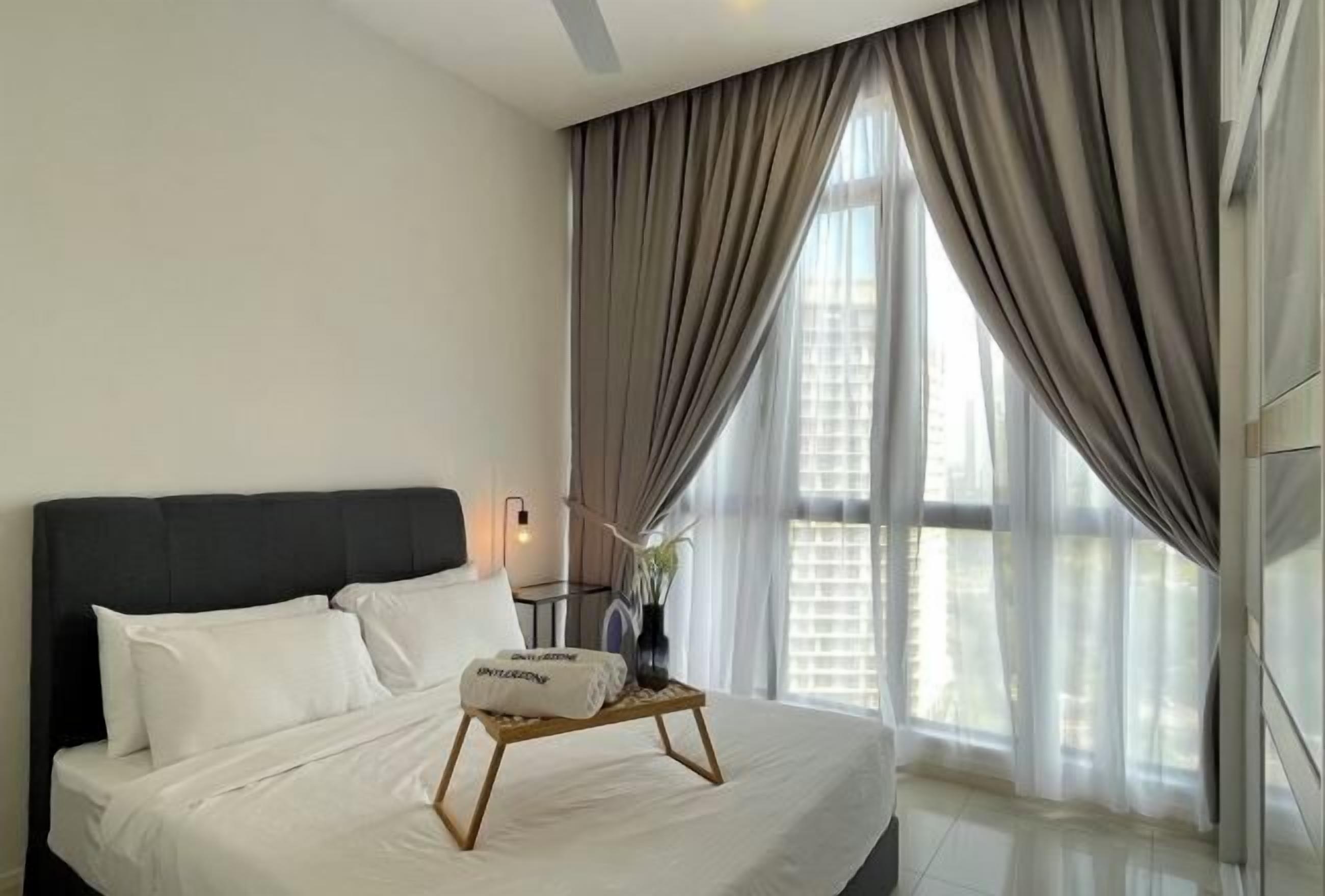 مكتب ومساحة عمل للكمبيوتر المحمول ومكواة/لوح كي وواي فاي مجانًا