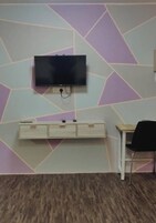 Escritorio, espacio para trabajar con laptop y cortinas blackout 