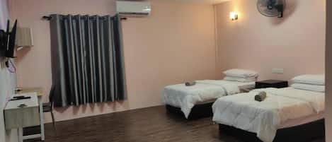 Superior Twin kamer, meerdere bedden, niet-roken | Een bureau, een laptopwerkplek, verduisterende gordijnen