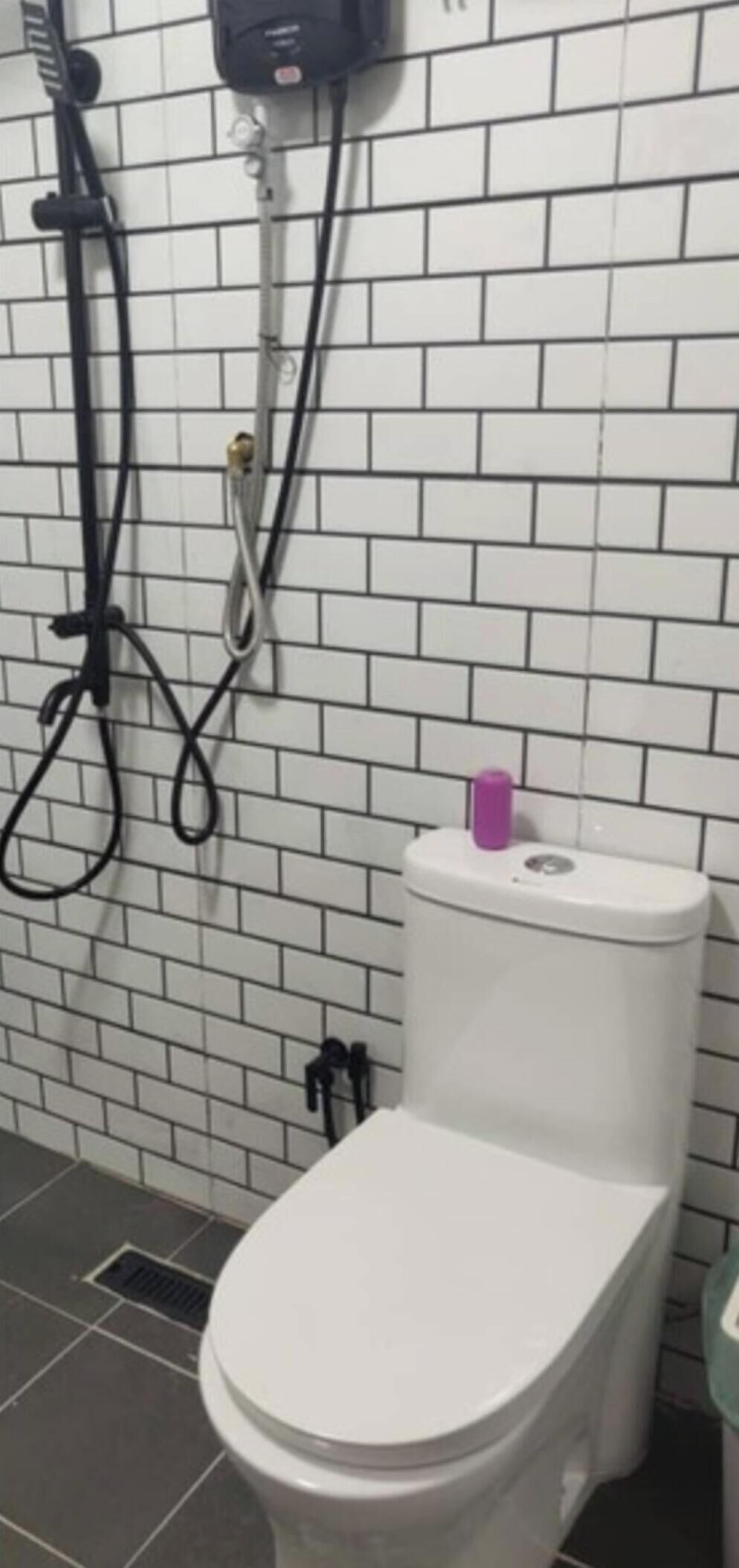 Superior Twin Room, Multiple Beds, Non Smoking | Bathroom | Shower, rainfall showerhead, slippers, towels