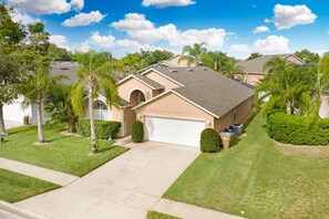 Exterior - Peace on the Pond. Double master bedroom home with private pool/spa near Disney (Kissimmee)