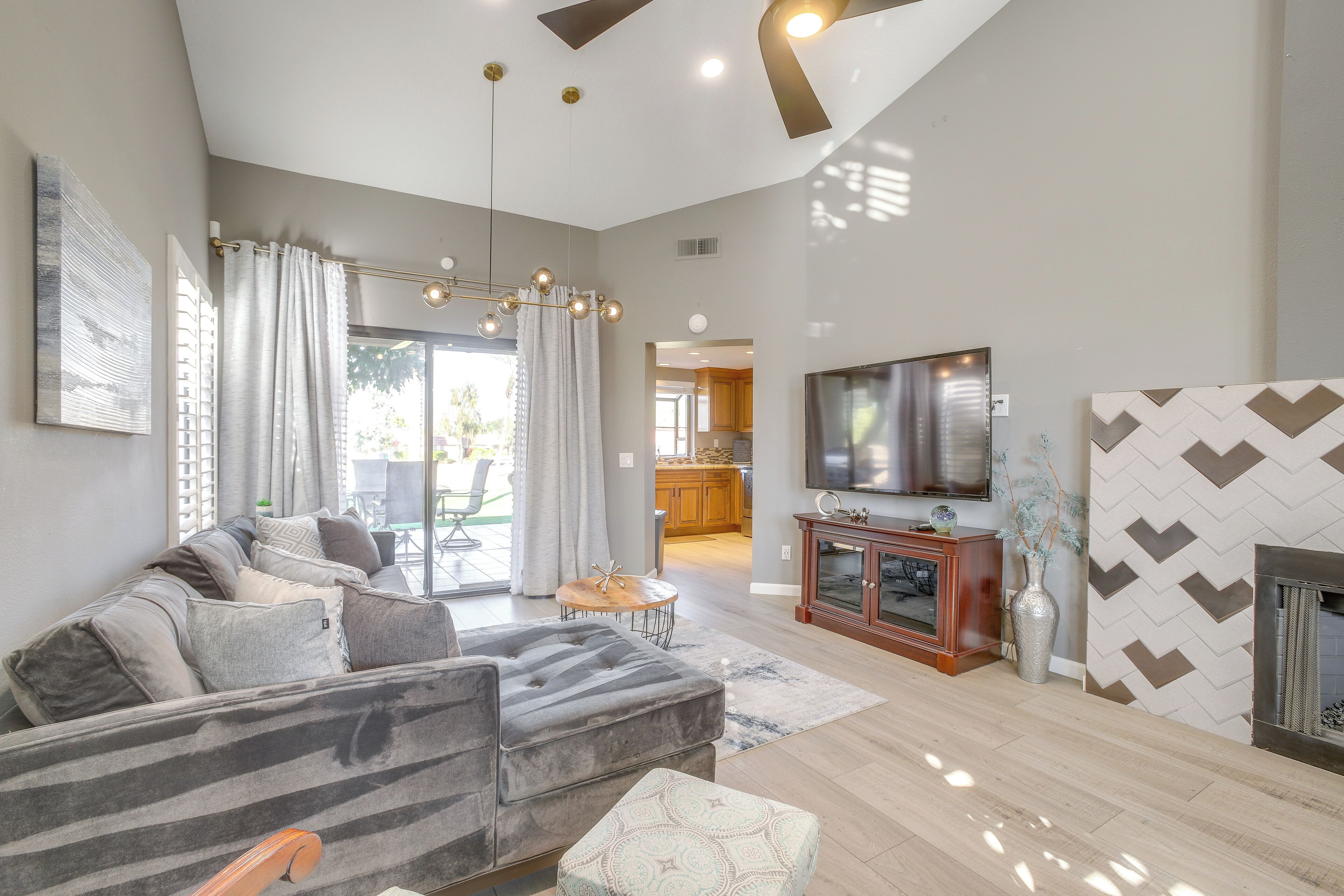 公寓 (2 Bedrooms) | 起居區 | 電視、壁爐