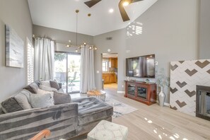 Apartment (2 Bedrooms) | Ruang tamu | TV, pendiangan 