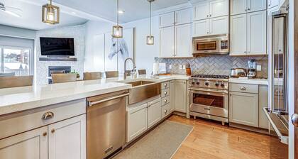 Park City Townhome w/ Hot Tub & Mountain Views!