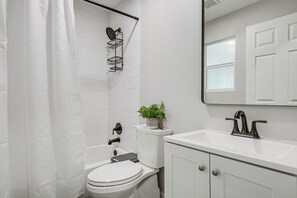 Bathroom - Lovely Brenham Home - Walk to Blinn & Downtown! (Brenham)