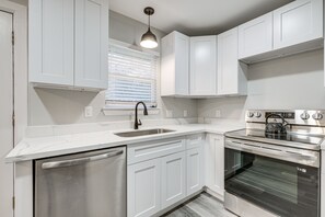 House (3 Bedrooms) | Private kitchen | Microwave, oven, stovetop, dishwasher - Lovely Brenham Home - Walk to Blinn & Downtown! (Brenham)