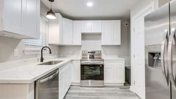 House (3 Bedrooms) | Private kitchen | Microwave, oven, stovetop, dishwasher