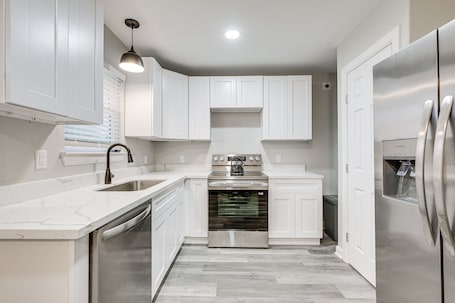 House (3 Bedrooms) | Private kitchen | Microwave, oven, stovetop, dishwasher