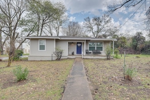 Exterior - Lovely Brenham Home - Walk to Blinn & Downtown! (Brenham)