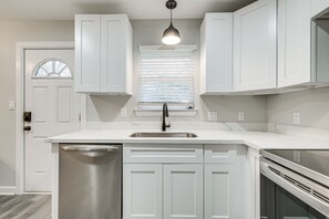 บ้านพัก (3 Bedrooms) | ครัวส่วนตัว | ไมโครเวฟ, เตาอบ, เตาประกอบอาหาร, เครื่องล้างจาน