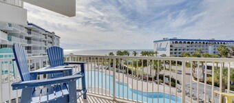Sunny Fort Walton Beach Condo - Walk to Ocean!