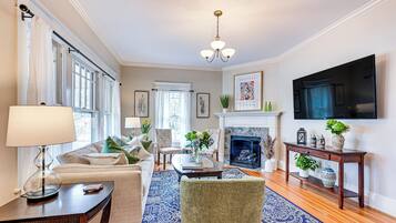 House (4 Bedrooms) | Front of property