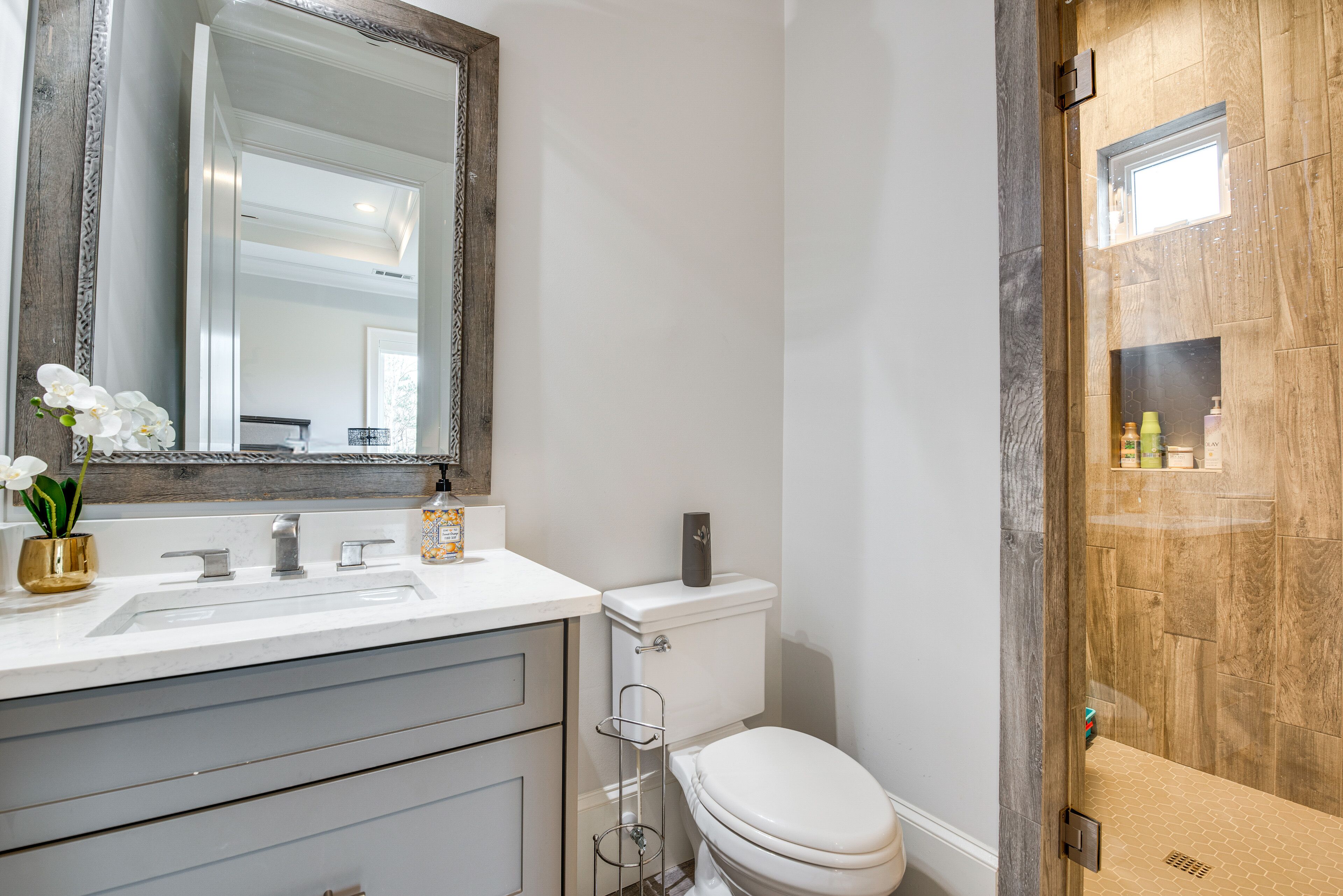 Ein Badezimmer mit Waschbecken, Toilette und Duschbereich.