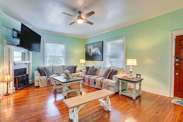 House (3 Bedrooms) | Living area