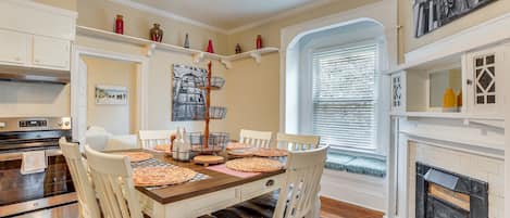 House (3 Bedrooms) | Private kitchen | Microwave, blender, paper towels