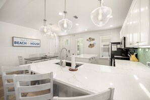 House, 3 Bedrooms | Private kitchen | Fridge, oven, coffee/tea maker, toaster - 1332 Laurel Grove 3 Bedroom Home by RedAwning (Miramar Beach)