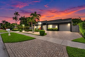A modern house with a paved driveway, well-maintained lawn, and palm trees. - Design Loft Home with Private Pool & BBQ, Sleeps 12, 15 Min to MIA (Miami)