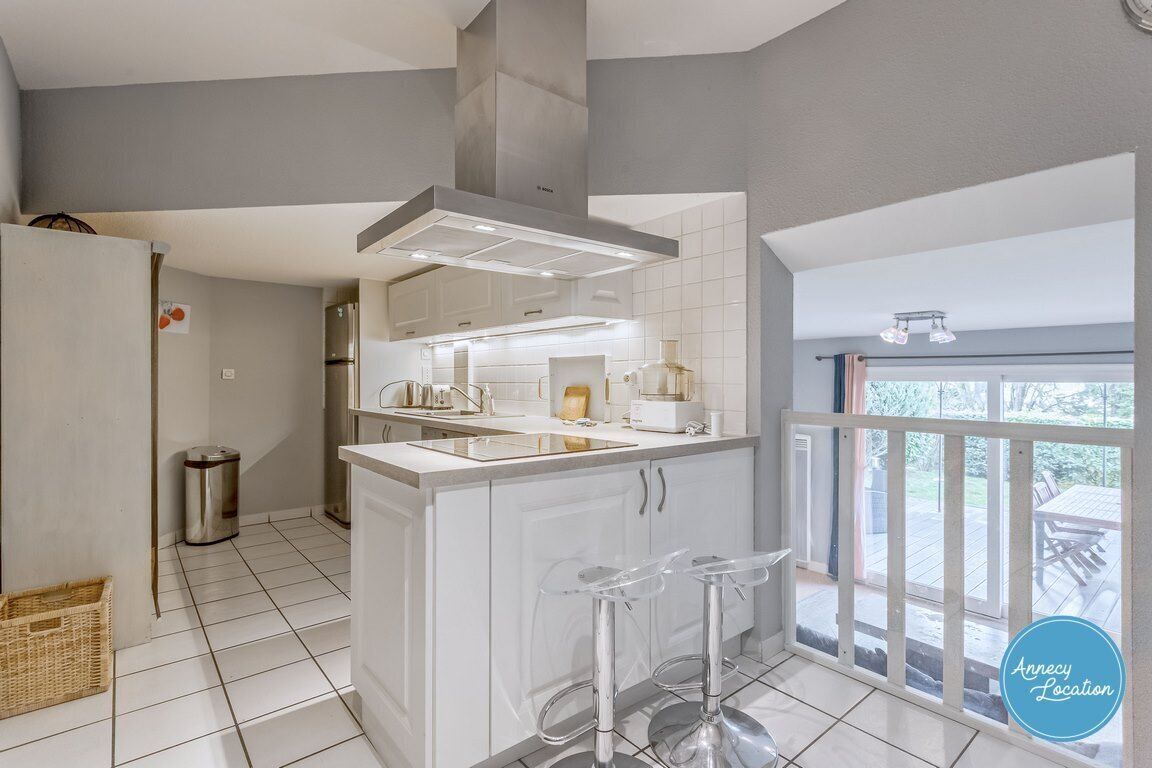 Een koelkast, een microgolfoven, een oven, een vaatwasser