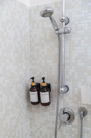 Shower, hair dryer, slippers, bidet - Hotel Zanobi 45 (Florence)