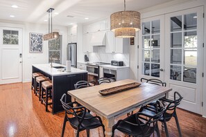 Dining - LAKE FRONT~bonus room~GOLF CART~FREE Activites~Heated Pool* Hot tub (Miramar Beach)