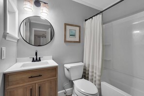 Sèche-cheveux, serviettes fournies, savon, shampoing