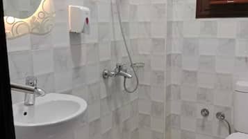 Douche, serviettes fournies, papier toilette