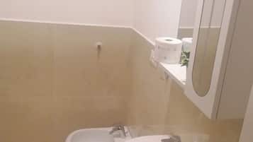 Dusche, Haartrockner, Bidet, HandtĂŒcher