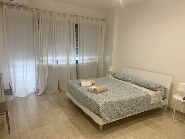 3 bedrooms, desk, WiFi, bed sheets