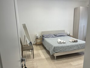 3 bedrooms, desk, WiFi, bed sheets - St. Peter's Apartment (Roma)