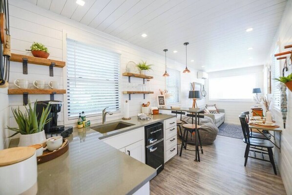 Micro-ondes, cafetière/bouilloire