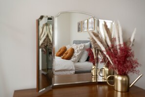 4 slaapkamers, een strijkplank/strijkijzer, reisbedje, gratis wifi