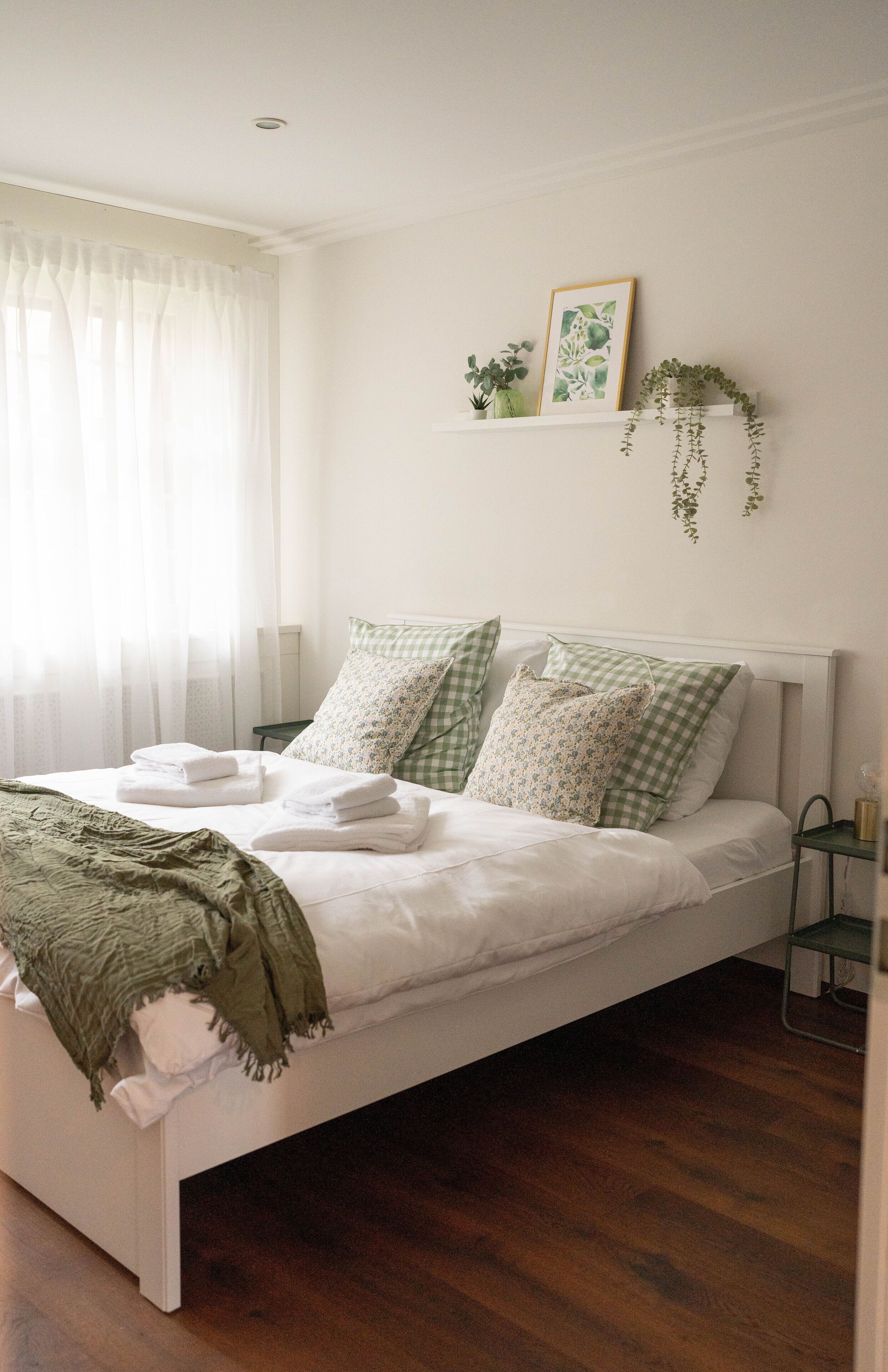 4 Schlafzimmer, Schreibtisch, schallisolierte Zimmer