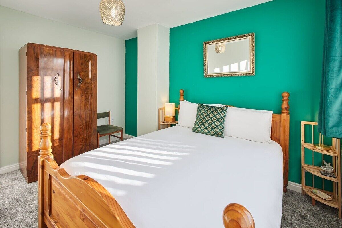 3 bedrooms, iron/ironing board, free WiFi, bed sheets