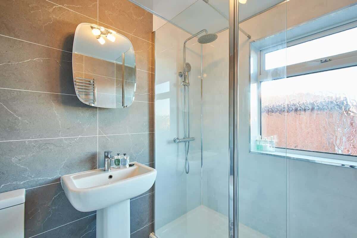 Douche, sèche-cheveux, serviettes fournies