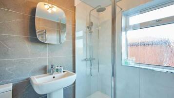 Douche, sĂšche-cheveux, serviettes fournies