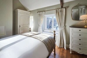 2 soverom, skrivebord, strykejern/-brett og wi-fi