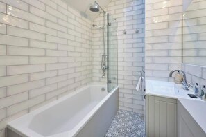 Dusj, håndklær og sjampo