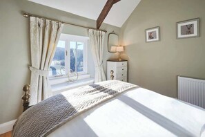 2 soverom, skrivebord, strykejern/-brett og wi-fi