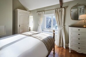 2 bedrooms, iron/ironing board