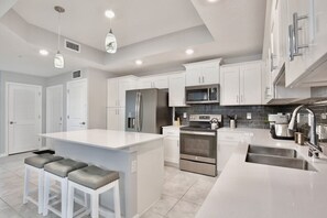 Køleskab, mikrobølgeovn, ovn, kogeplade