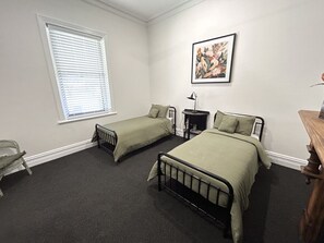 3 soverom, skrivebord, strykejern/-brett og reiseseng for barn