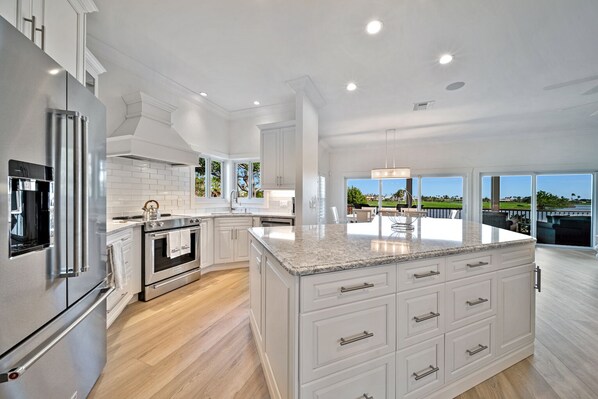 Fridge, microwave, oven, stovetop - Bean & Bubs Shell Shack: Gorgeous PoolHome on Lake (Sanibel)