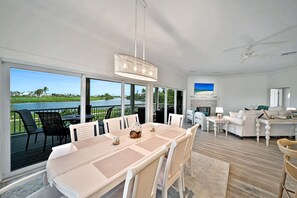 Smart TV - Bean & Bubs Shell Shack: Gorgeous PoolHome on Lake (Sanibel)