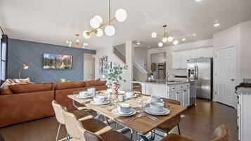 House, Multiple Beds, Patio, Garden View (1667 Whiteley Dr. Windsor) | Dining