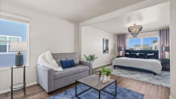 單棟房屋, 多張床, 露台, 花園景 (1667 Whiteley Dr. Windsor) | 客廳 | 65 吋平面電視連數碼電視頻道、電視